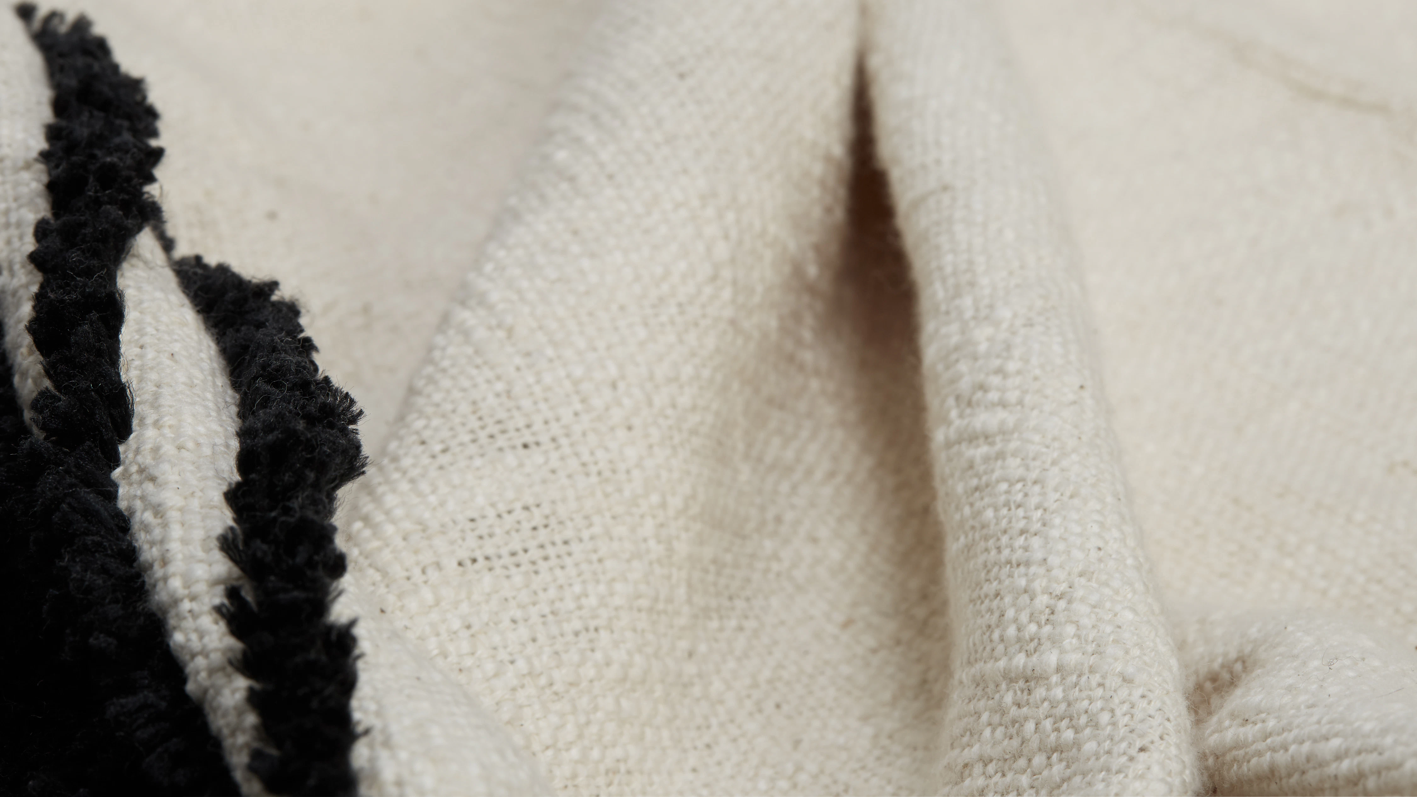 tufted slub black and white throw