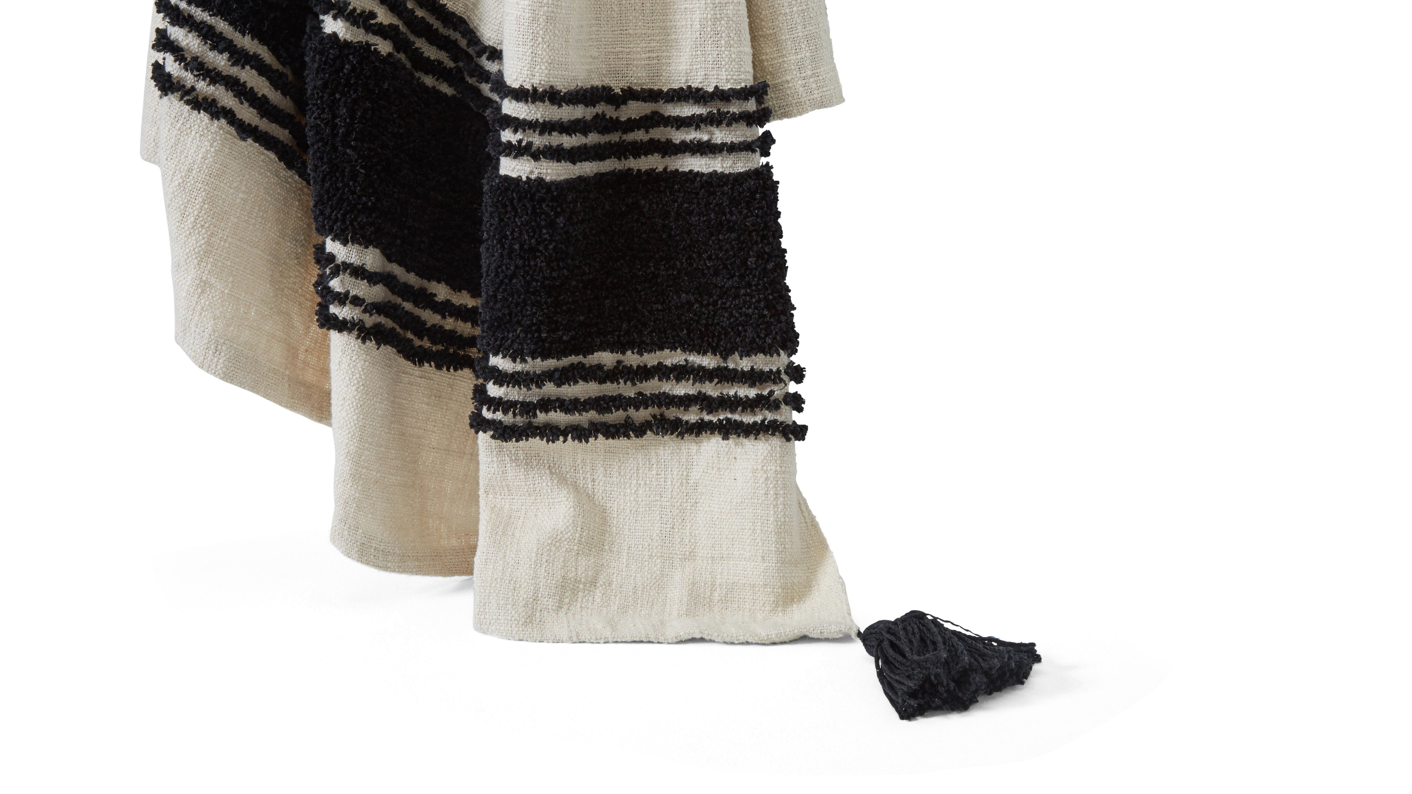 tufted slub black and white throw