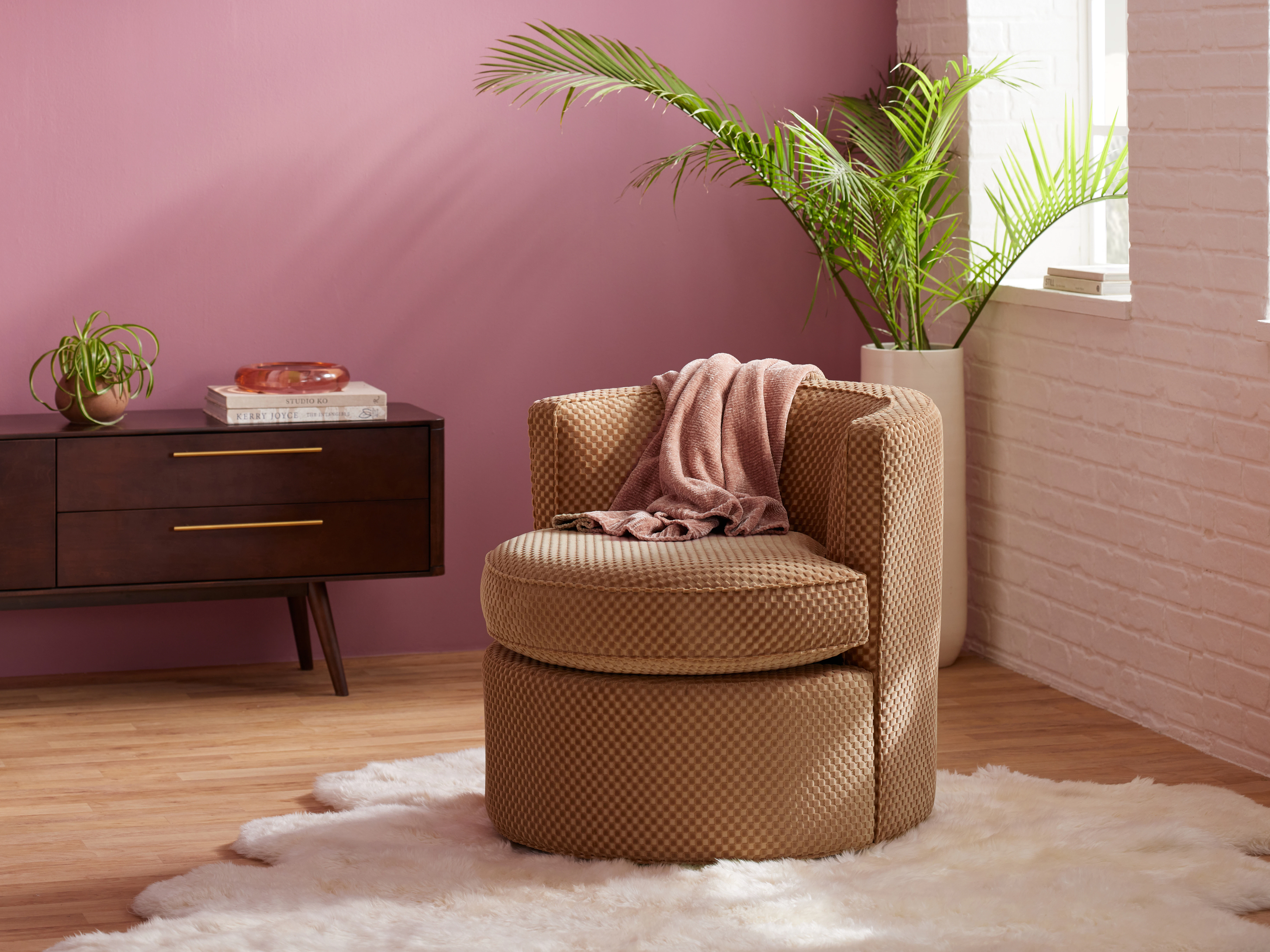 Carly Swivel Chair Checker Mocha