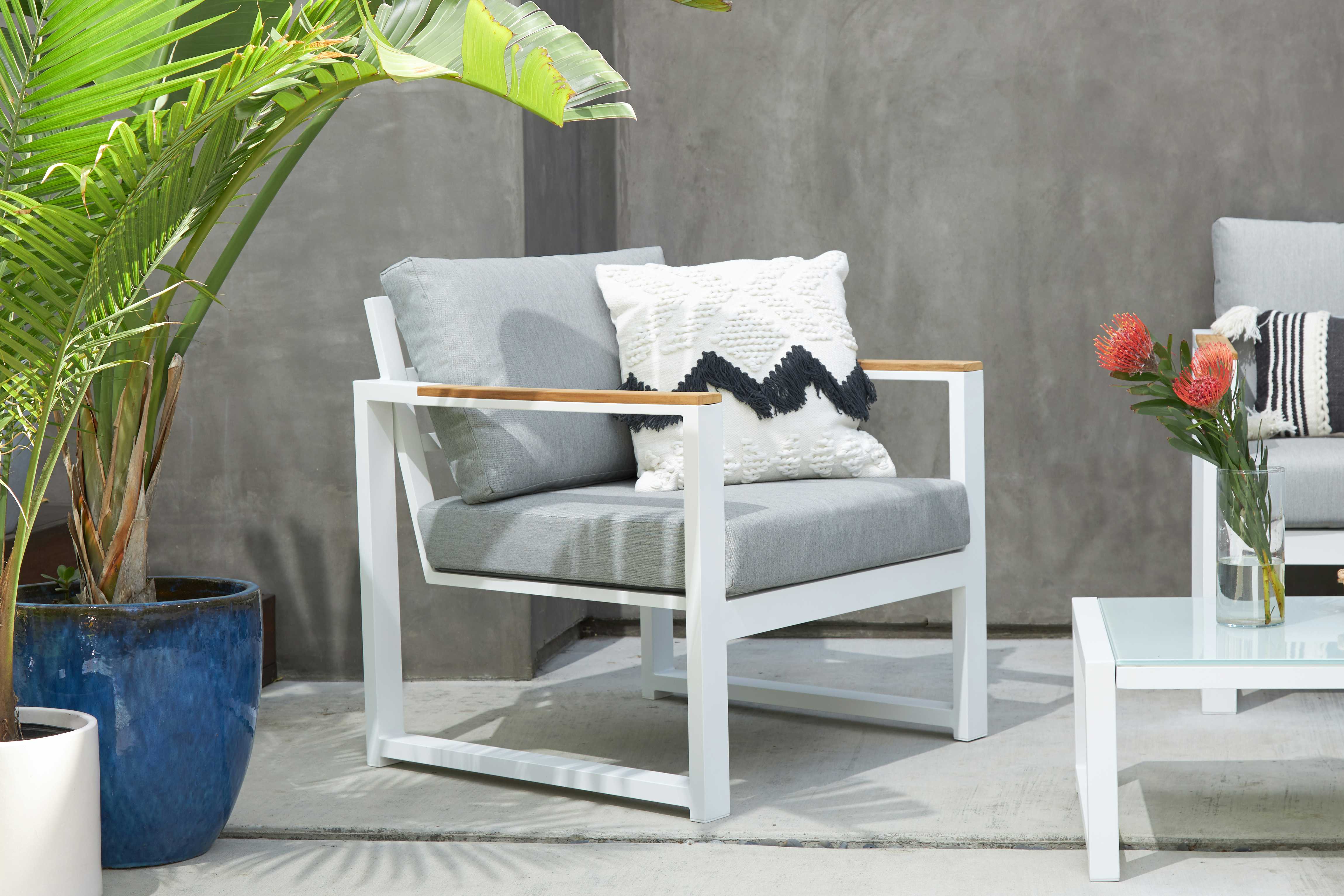 Laurel Outdoor Lounge Chair