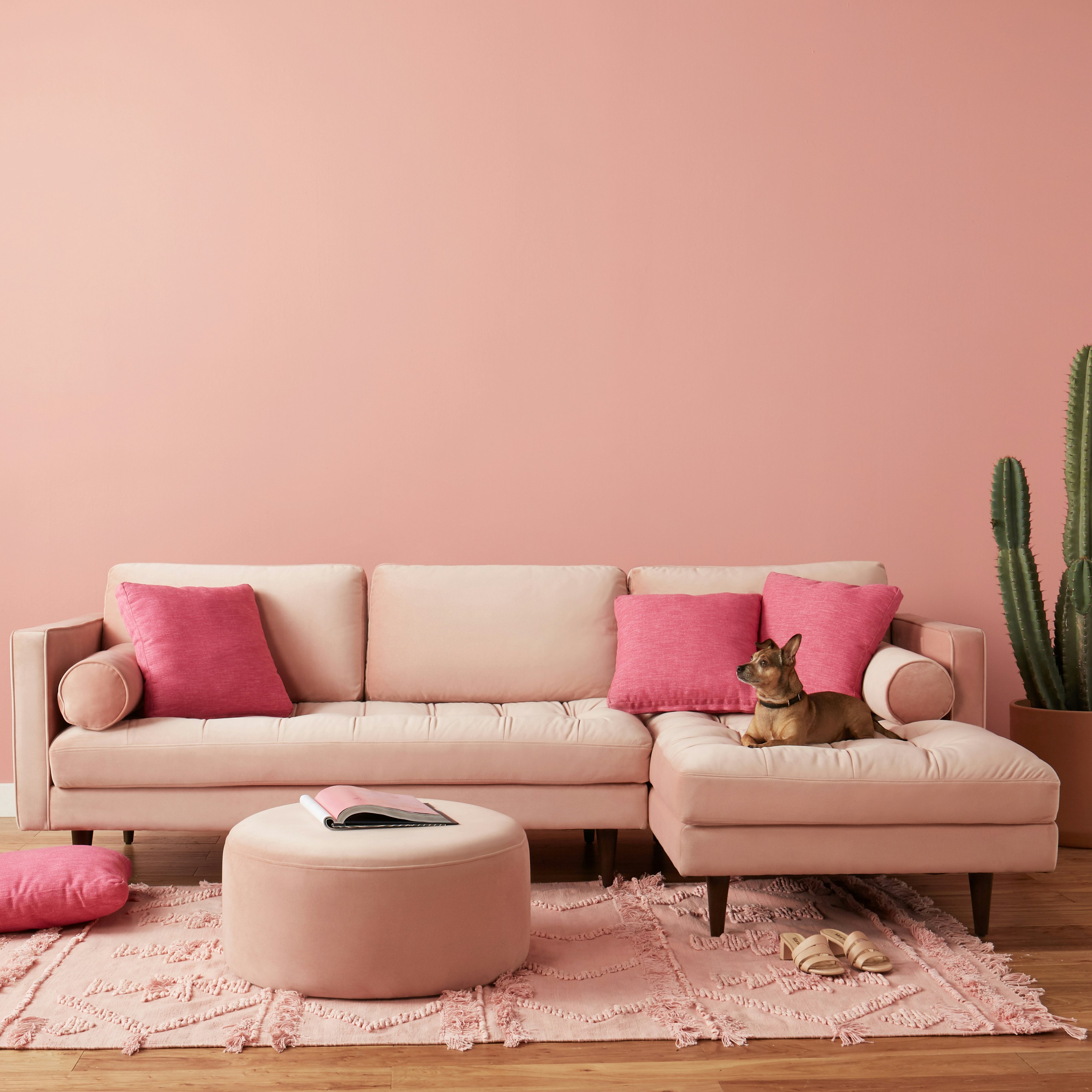 A classic Mid-Century frame, hallmarked by its tufted bench seat, bolster pillows and plush comfort.