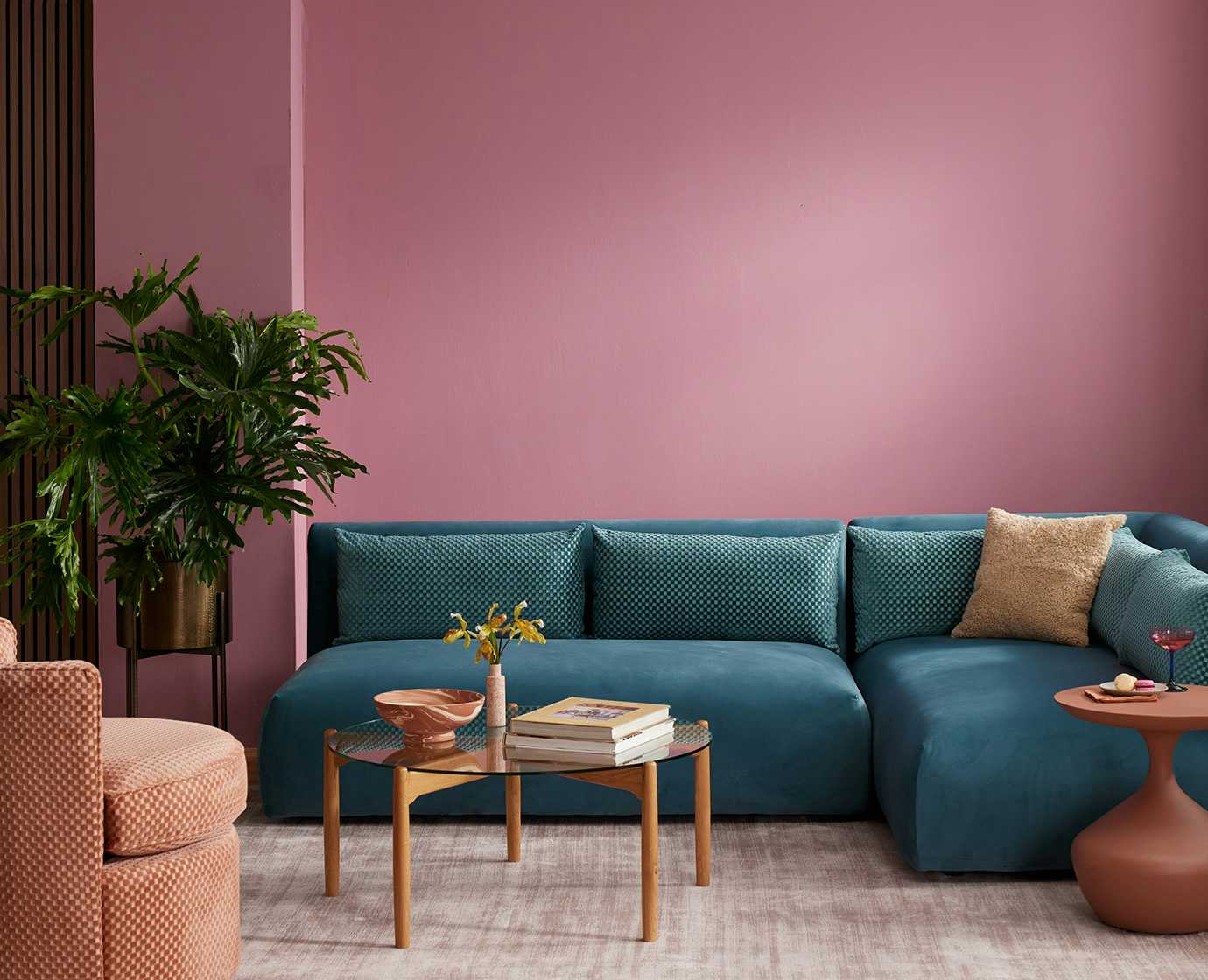 Feature Block Pantone 1743613975967